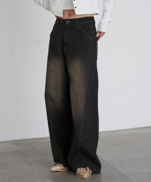 RAY CASSIN（レイカズン）の「【2サイズ展開 / ウエスト調節可】スタッズ付ワイドデニム（デニムパンツ・レディース・ブラック/ブルー/ベージュ/スカイブルー・S/M）」の2枚目の写真