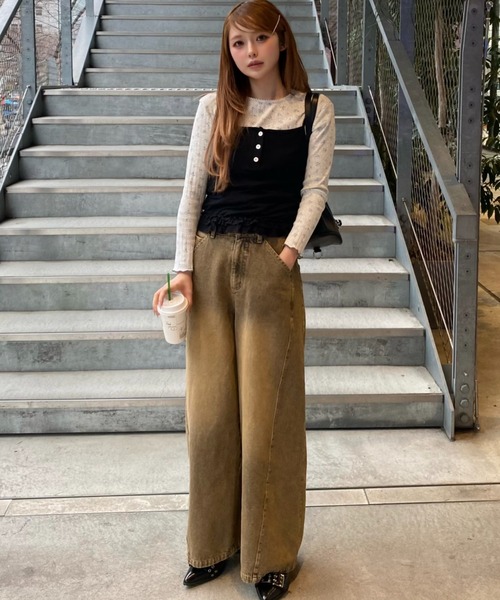 RAY CASSIN（レイカズン）の「【2サイズ展開 / ウエスト調節可】スタッズ付ワイドデニム（デニムパンツ・レディース・ブラック/ブルー/ベージュ/スカイブルー・S/M）」の7枚目の写真