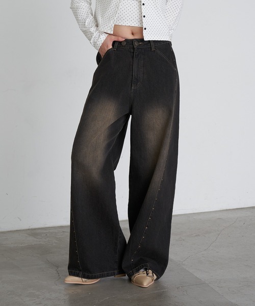 RAY CASSIN（レイカズン）の「【2サイズ展開 / ウエスト調節可】スタッズ付ワイドデニム（デニムパンツ・レディース・ブラック/ブルー/ベージュ/スカイブルー・S/M）」の15枚目の写真