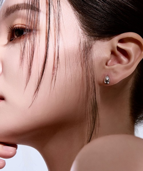 Lyvi(ライビィ)の「Drop Form Piercing / 金属アレルギー対応(ピアス(両耳用)・レディース・シルバー/ゴールド・FREE)」の5枚目の写真