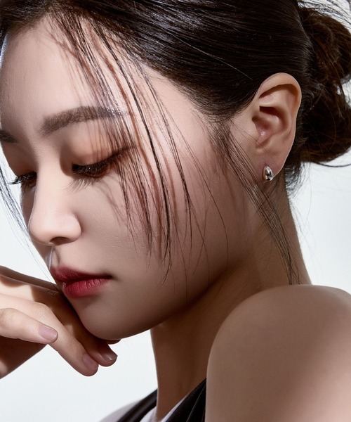 Lyvi(ライビィ)の「Drop Form Piercing / 金属アレルギー対応(ピアス(両耳用)・レディース・シルバー/ゴールド・FREE)」の6枚目の写真