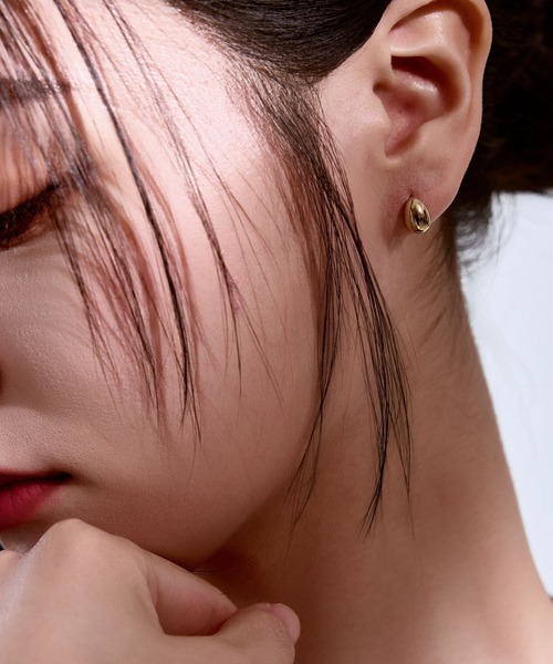 Lyvi(ライビィ)の「Drop Form Piercing / 金属アレルギー対応(ピアス(両耳用)・レディース・シルバー/ゴールド・FREE)」の4枚目の写真