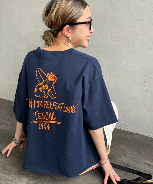 The Endless Summer（エンドレスサマー）の「[THE ENDLESS SUMMER/エンドレスサマー] 別注 手書き風ロゴ BUHIバックプリント カットオフTシャツ（Tシャツ/カットソー・レディース・ネイビー/ホワイト/ブラック/グレー・F）」の4枚目の写真