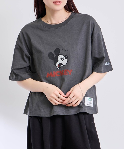 DISCUS(ディスカス)の「【DISCUS×MICKEY MOUSE】ショート丈Tシャツ(Tシャツ/カットソー・レディース・ホワイト/スミクロ・M)」の4枚目の写真