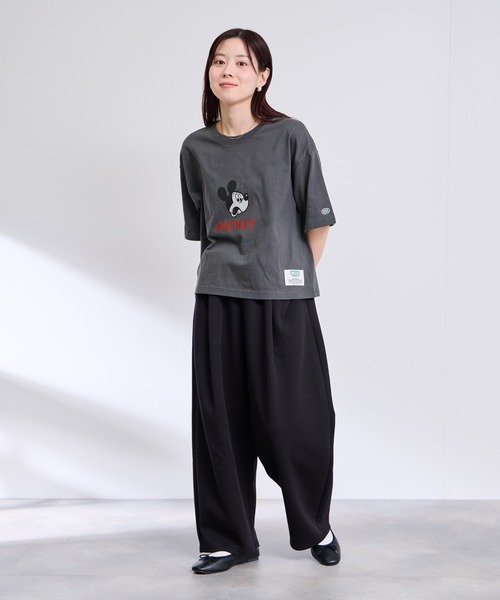 DISCUS(ディスカス)の「【DISCUS×MICKEY MOUSE】ショート丈Tシャツ(Tシャツ/カットソー・レディース・ホワイト/スミクロ・M)」の5枚目の写真