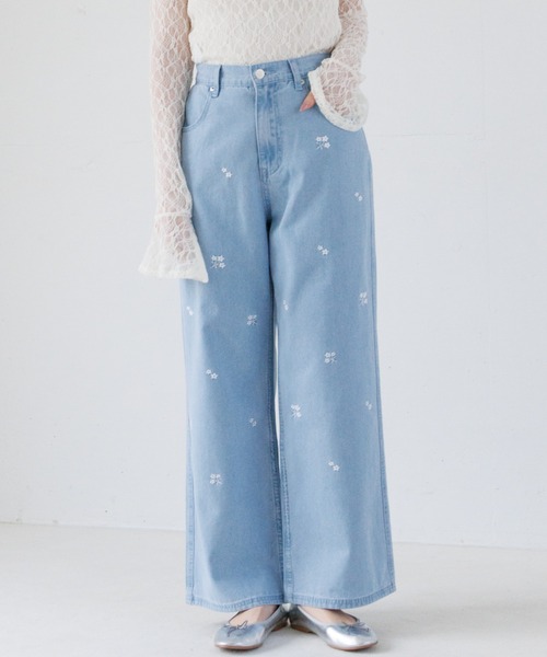 flower（フラワー）の「ブルームエンブロイダリーパンツ（デニムパンツ・レディース・ライトブルー/ブルー系その他・SMALL/MEDIUM）」の2枚目の写真