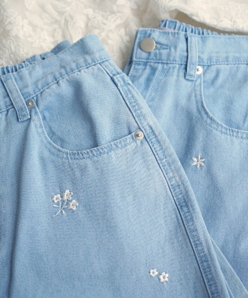 flower（フラワー）の「ブルームエンブロイダリーパンツ（デニムパンツ・レディース・ライトブルー/ブルー系その他・SMALL/MEDIUM）」の4枚目の写真