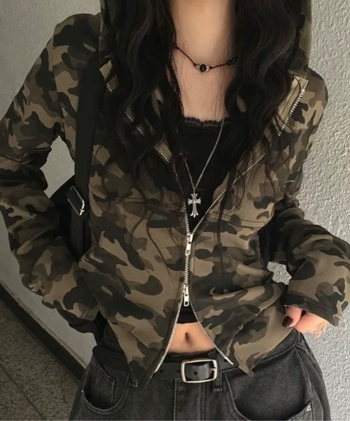 Alvia(アルビア)の「カモフラージュショート丈パーカー(Tシャツ/カットソー・レディース・カーキ・M)」の2枚目の写真