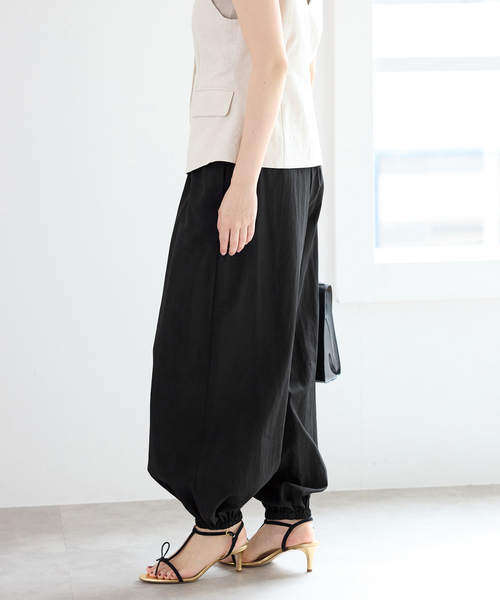 IENA(イエナ)の「ウォッシャブルタフタバルーンパンツ(その他パンツ・レディース・ホワイト/ブラック・36/38)」の6枚目の写真