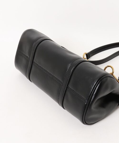 CHARLES & KEITH(チャールズ & キース)の「Gwynne グウィン メタリックアクセント イーロンゲイティド ショルダーバッグ(トートバッグ・レディース・チョコ/クリーム/ブラック・M)」の17枚目の写真