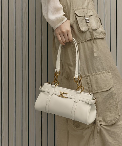 CHARLES & KEITH(チャールズ & キース)の「Gwynne グウィン メタリックアクセント イーロンゲイティド ショルダーバッグ(トートバッグ・レディース・チョコ/クリーム/ブラック・M)」の3枚目の写真