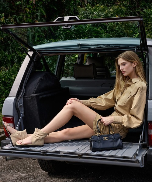 CHARLES & KEITH(チャールズ & キース)の「Gwynne グウィン メタリックアクセント イーロンゲイティド ショルダーバッグ(トートバッグ・レディース・チョコ/クリーム/ブラック・M)」の21枚目の写真