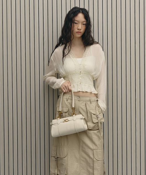 CHARLES & KEITH(チャールズ & キース)の「Gwynne グウィン メタリックアクセント イーロンゲイティド ショルダーバッグ(トートバッグ・レディース・チョコ/クリーム/ブラック・M)」の19枚目の写真