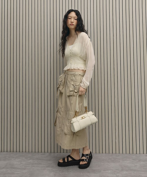 CHARLES & KEITH(チャールズ & キース)の「Gwynne グウィン メタリックアクセント イーロンゲイティド ショルダーバッグ(トートバッグ・レディース・チョコ/クリーム/ブラック・M)」の20枚目の写真