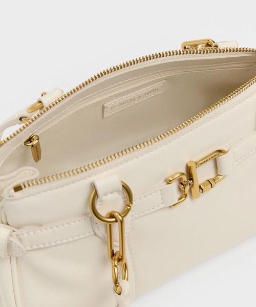 CHARLES & KEITH(チャールズ & キース)の「Gwynne グウィン メタリックアクセント イーロンゲイティド ショルダーバッグ(トートバッグ・レディース・チョコ/クリーム/ブラック・M)」の13枚目の写真