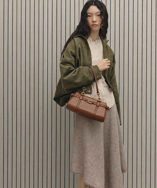 CHARLES & KEITH(チャールズ & キース)の「Gwynne グウィン メタリックアクセント イーロンゲイティド ショルダーバッグ(トートバッグ・レディース・チョコ/クリーム/ブラック・M)」の14枚目の写真