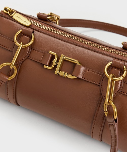 CHARLES & KEITH(チャールズ & キース)の「Gwynne グウィン メタリックアクセント イーロンゲイティド ショルダーバッグ(トートバッグ・レディース・チョコ/クリーム/ブラック・M)」の7枚目の写真