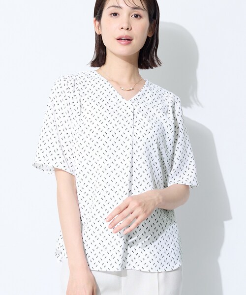 INDIVI（インディヴィ）の「【お仕事に最適】Vネック柄ブラウス（シャツ/ブラウス・レディース・ホワイト系3/サックスブルー系・36/38/40/15 ）」の2枚目の写真