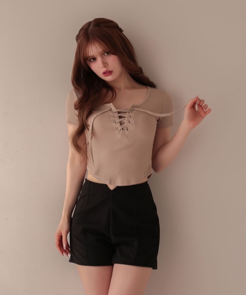M DOLLY(エムドリー)の「Front lace up zoe rib tops / フロントレースアップゾーイリブトップス(Tシャツ/カットソー・レディース・ブラック/グレー/ホワイト/ベージュ・FREE)」の1枚目の写真