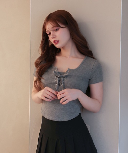 M DOLLY(エムドリー)の「Front lace up zoe rib tops / フロントレースアップゾーイリブトップス(Tシャツ/カットソー・レディース・ブラック/グレー/ホワイト/ベージュ・FREE)」の4枚目の写真