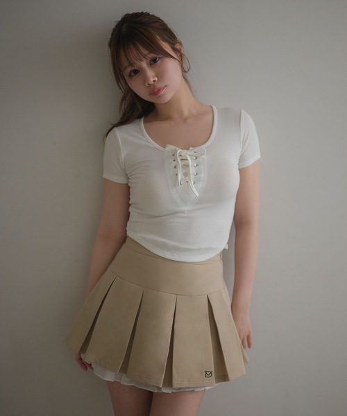 M DOLLY(エムドリー)の「Front lace up zoe rib tops / フロントレースアップゾーイリブトップス(Tシャツ/カットソー・レディース・ブラック/グレー/ホワイト/ベージュ・FREE)」の2枚目の写真