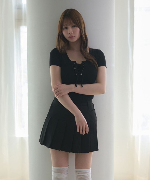 M DOLLY(エムドリー)の「Front lace up zoe rib tops / フロントレースアップゾーイリブトップス(Tシャツ/カットソー・レディース・ブラック/グレー/ホワイト/ベージュ・FREE)」の3枚目の写真