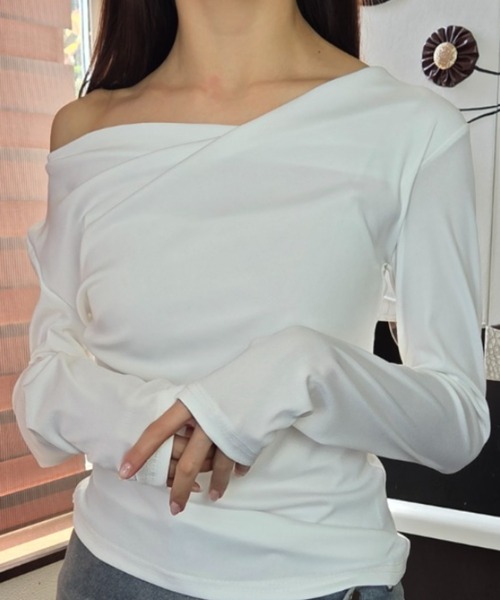 tolene(トレネ)の「2way ワンショルダー オフショルダー 長袖カットソー(Tシャツ/カットソー・レディース・ホワイト/ブラック・FREE)」の17枚目の写真