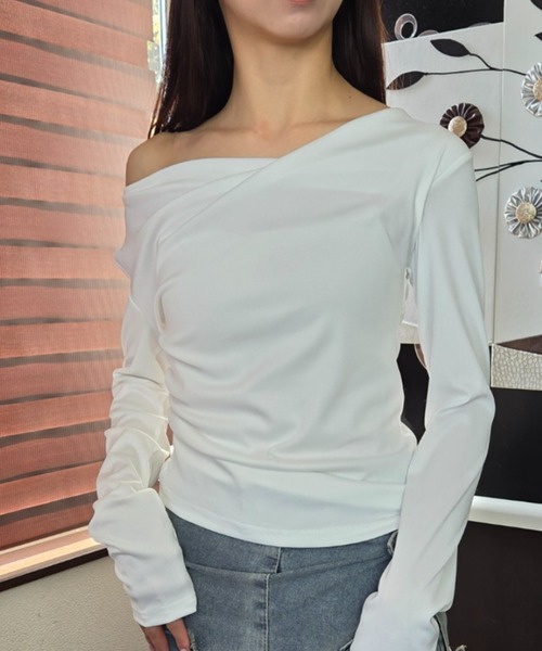 tolene(トレネ)の「2way ワンショルダー オフショルダー 長袖カットソー(Tシャツ/カットソー・レディース・ホワイト/ブラック・FREE)」の18枚目の写真