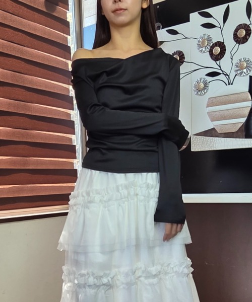 tolene(トレネ)の「2way ワンショルダー オフショルダー 長袖カットソー(Tシャツ/カットソー・レディース・ホワイト/ブラック・FREE)」の8枚目の写真