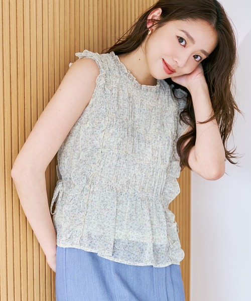 MISCH MASCH(ミッシュマッシュ)の「2026春夏新作 小花柄シャーリングノースリブラウス(シャツ/ブラウス・レディース・イエロー/ホワイト/ブルー・フリ-)」の1枚目の写真