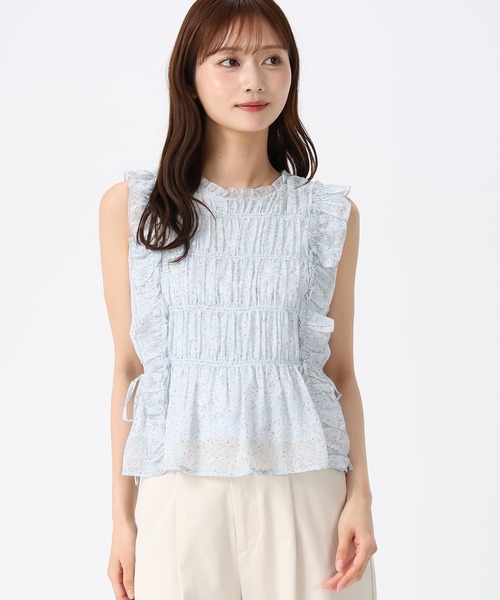 MISCH MASCH(ミッシュマッシュ)の「2026春夏新作 小花柄シャーリングノースリブラウス(シャツ/ブラウス・レディース・イエロー/ホワイト/ブルー・フリ-)」の2枚目の写真