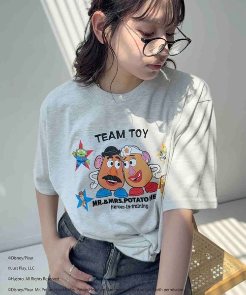 AS KNOW AS plus(アズノゥアズプラス)の「〇Disney / アソートTシャツ 【Disney(ディズニー)】(Tシャツ/カットソー・レディース・アイボリー/サックスブルー/チャコールグレー/杢グレー/ホワイト系/グレー系/アイボリー系/サックスブルー系・FREE)」の6枚目の写真