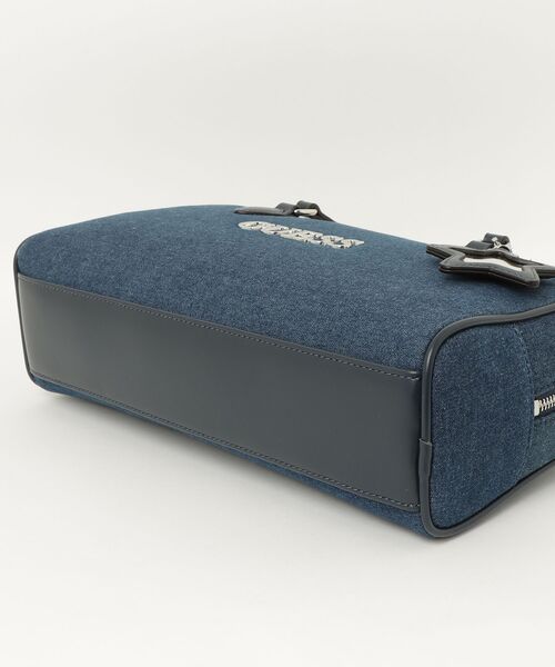Guess(ゲス)の「JUSTINA Shoulder Satchel ショルダーバッグ デニムバッグ(ショルダーバッグ・レディース・インディゴブルー・ONE SIZE)」の4枚目の写真