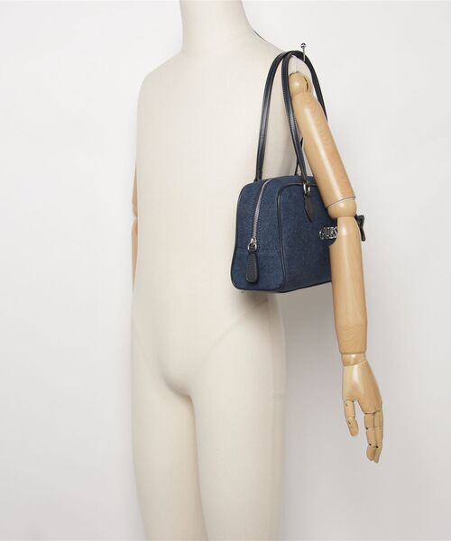 Guess(ゲス)の「JUSTINA Shoulder Satchel ショルダーバッグ デニムバッグ(ショルダーバッグ・レディース・インディゴブルー・ONE SIZE)」の2枚目の写真