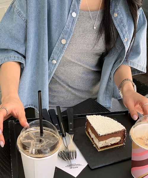 COCOMOMO(ココモモ)の「シャツ以上の存在感。 デニムシャツジャケット オーバーサイズ デニムシャツ デニム ジャケット 半袖 ドロップショルダー クロップド丈 ショート丈 アウター ライトアウター(デニムジャケット・レディース・ダークブルー/ライトブルー・FREE)」の13枚目の写真