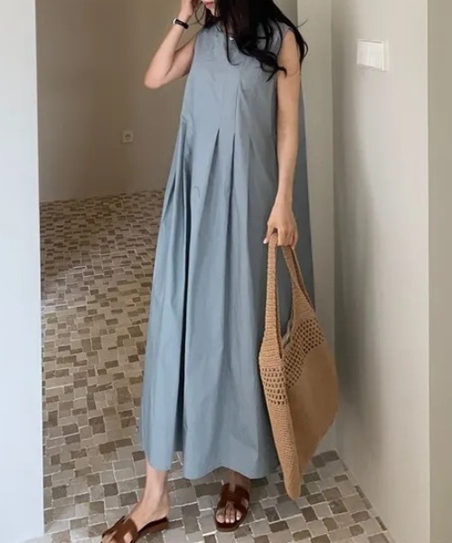 AMAJI(アマジ)の「クルーネック ギャザー ルーズシルエット ノースリーブワンピース(ワンピース・レディース・ライトブルー/ベージュ/ブラック・FREE)」の5枚目の写真