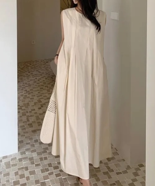 AMAJI(アマジ)の「クルーネック ギャザー ルーズシルエット ノースリーブワンピース(ワンピース・レディース・ライトブルー/ベージュ/ブラック・FREE)」の6枚目の写真