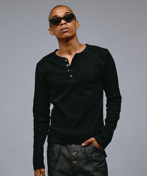 ANDER HUNK(アンダーハンク)の「Slim Fit Rib Henry neck LS T-shirt/スリムフィットリブヘンリーネックロングスリーブTシャツ(Tシャツ/カットソー・メンズ・ライトグレー/ブラック・LARGE/MEDIUM/SMALL)」の1枚目の写真