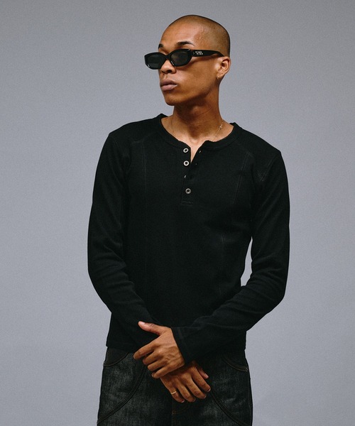 ANDER HUNK(アンダーハンク)の「Slim Fit Rib Henry neck LS T-shirt/スリムフィットリブヘンリーネックロングスリーブTシャツ(Tシャツ/カットソー・メンズ・ライトグレー/ブラック・LARGE/MEDIUM/SMALL)」の4枚目の写真