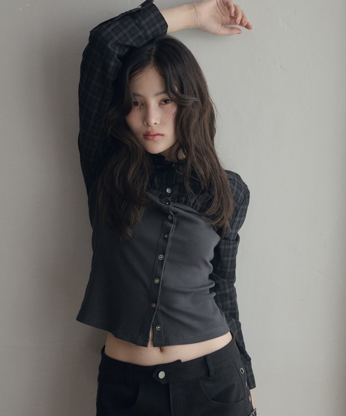 LiLIN(リリン)の「ビスチェレイヤードシャツトップス / bustier layered shirt top(シャツ/ブラウス・レディース・アイボリー/チャコールグレー・FREE)」の4枚目の写真
