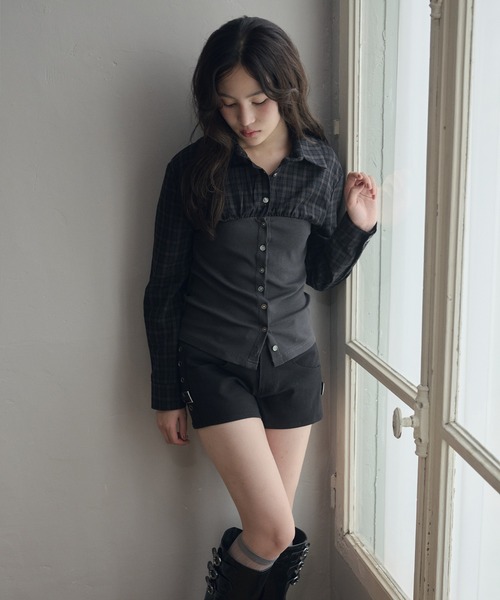 LiLIN(リリン)の「ビスチェレイヤードシャツトップス / bustier layered shirt top(シャツ/ブラウス・レディース・アイボリー/チャコールグレー・FREE)」の5枚目の写真