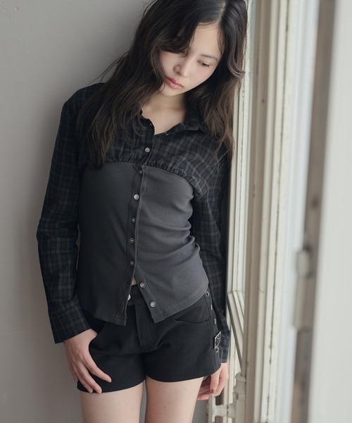 LiLIN(リリン)の「ビスチェレイヤードシャツトップス / bustier layered shirt top(シャツ/ブラウス・レディース・アイボリー/チャコールグレー・FREE)」の6枚目の写真