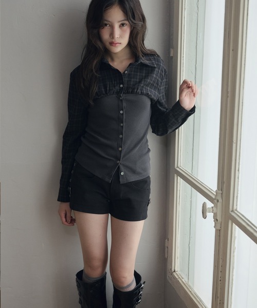 LiLIN(リリン)の「ビスチェレイヤードシャツトップス / bustier layered shirt top(シャツ/ブラウス・レディース・アイボリー/チャコールグレー・FREE)」の7枚目の写真