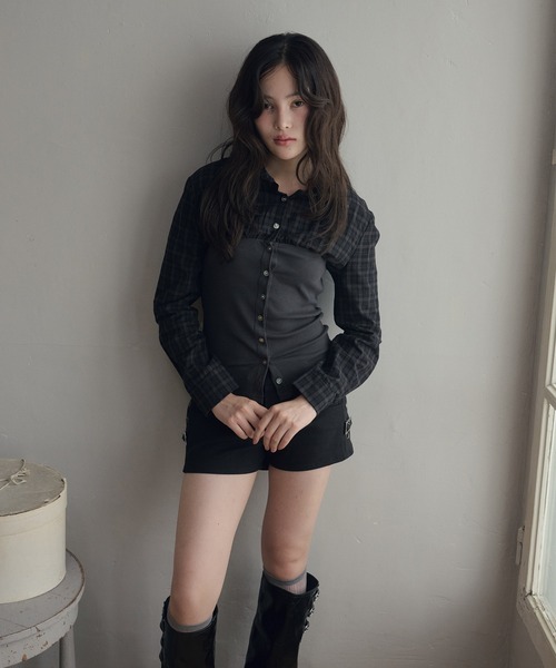 LiLIN(リリン)の「ビスチェレイヤードシャツトップス / bustier layered shirt top(シャツ/ブラウス・レディース・アイボリー/チャコールグレー・FREE)」の8枚目の写真
