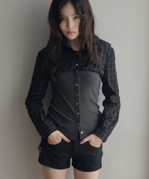 LiLIN(リリン)の「ビスチェレイヤードシャツトップス / bustier layered shirt top(シャツ/ブラウス・レディース・アイボリー/チャコールグレー・FREE)」の3枚目の写真