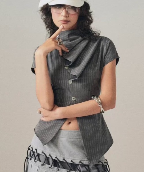 into.eight(イントゥエイト)の「【into.eight】Elite Top / 【イントゥエイト】ハイネックアシンメトリーボタン半袖シャツ(シャツ/ブラウス・レディース・ホワイト/グレー/ブラック・S)」の3枚目の写真
