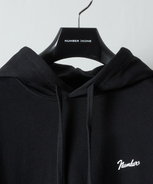 NUMBER (N)INE(ナンバーナイン)の「FIRM COTTON LIGHT SHORT PILE PULLOVER SWEAT HOODIE / ファーム コットン ライト ミニ裏毛 ワンポイント ロゴプリント スウェット プルオーバー パーカー(パーカー・メンズ・ブラック/トップグレー・M/L/XL)」の4枚目の写真
