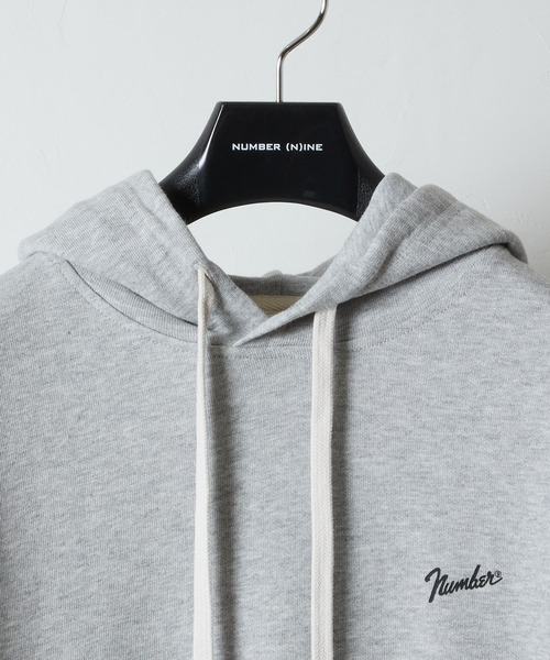 NUMBER (N)INE(ナンバーナイン)の「FIRM COTTON LIGHT SHORT PILE PULLOVER SWEAT HOODIE / ファーム コットン ライト ミニ裏毛 ワンポイント ロゴプリント スウェット プルオーバー パーカー(パーカー・メンズ・ブラック/トップグレー・M/L/XL)」の10枚目の写真