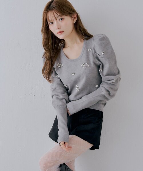 Chico(チコ)の「【SALON by Chico】ビジューパワショルニット(ニット/セーター・レディース・ホワイト/ブラック/グレー・FREE)」の3枚目の写真