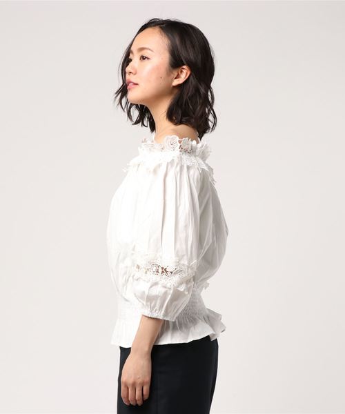 KOBE LETTUCE（コウベレタス）の「オフショルダー⇔Uネックの2WAY★胸元レースオフショルブラウス/レディーストップス[C3173]神戸レタス（シャツ/ブラウス・レディース・パープル/サックスブルー/ブラック/オフホワイト・FREE）」の7枚目の写真